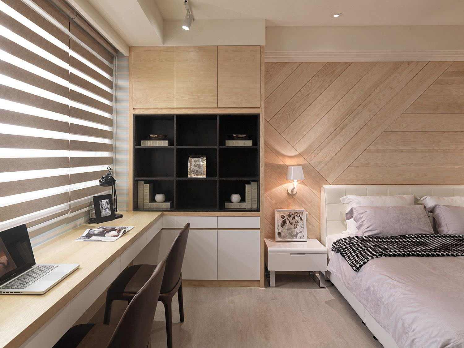 Modern bedroom with the headboard wall covered with wooden slats with a 45 ° inclination.  Window work station and small bookcase.  Natural colors combined with black and white.  Bleached wood floor