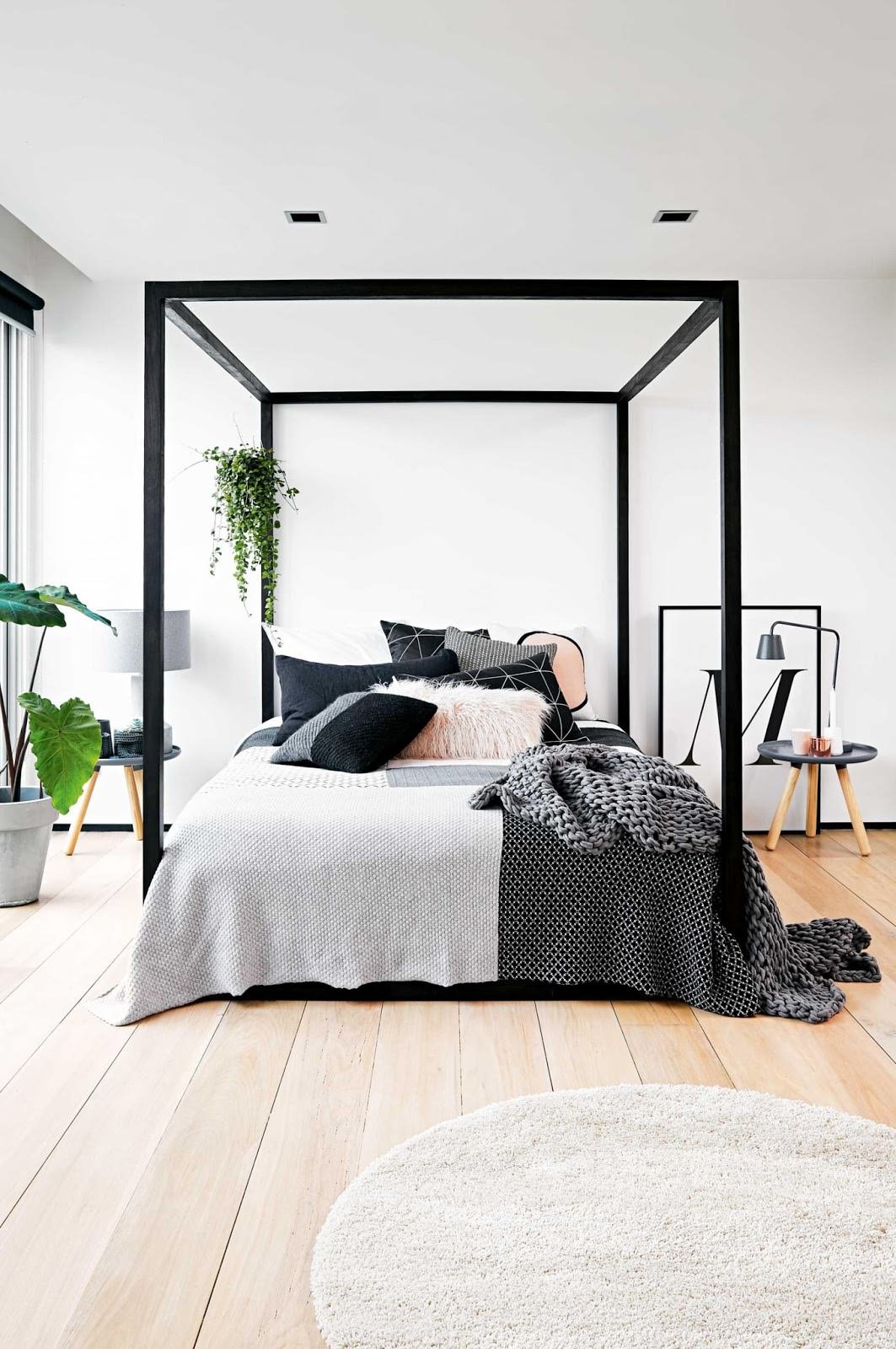 Room with a feminine and Scandinavian touch, with an industrial flavor - The black canopy frame gives identity in this space with essential and very simple furniture