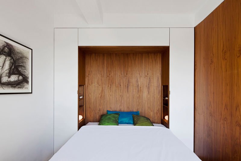 Contemporary bedroom with a built-in keyboard - wooden floors - white walls