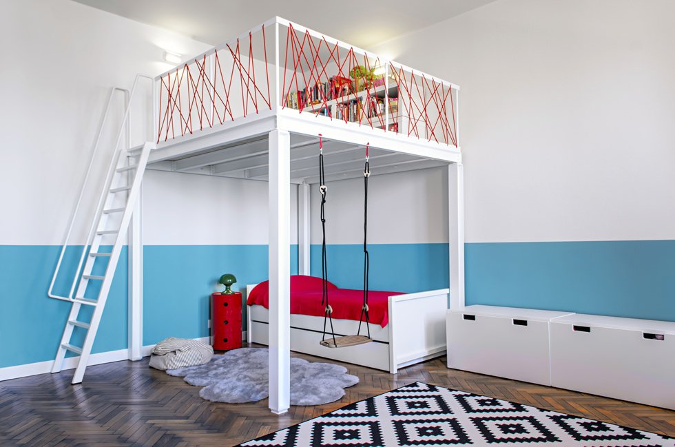 Design camera ragazzo, con soppalco per leggere e rilassarsi e con una gioiosa altalena - colori blu, rosso e bianco