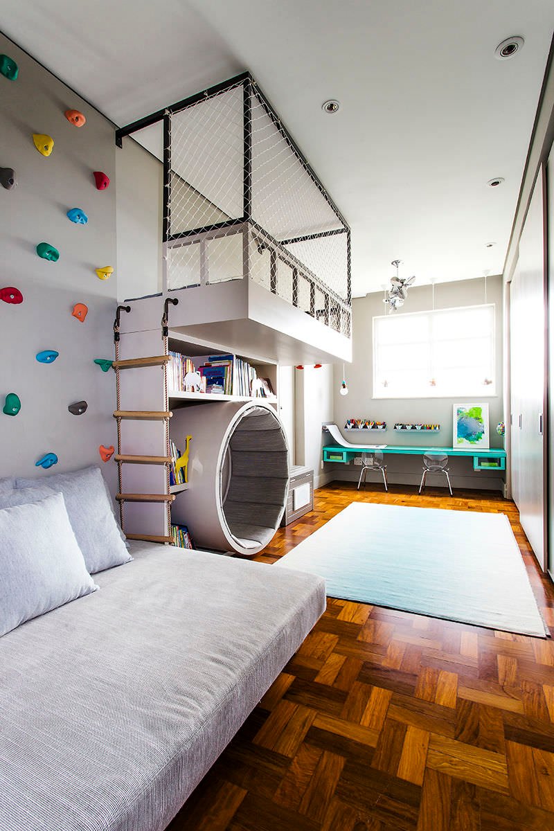 Stupenda cameretta per un ragazzo sportivo ed energico con parete da arrampicata posizionata sopra il letto - spazio ideale per attività sportive e per studiare