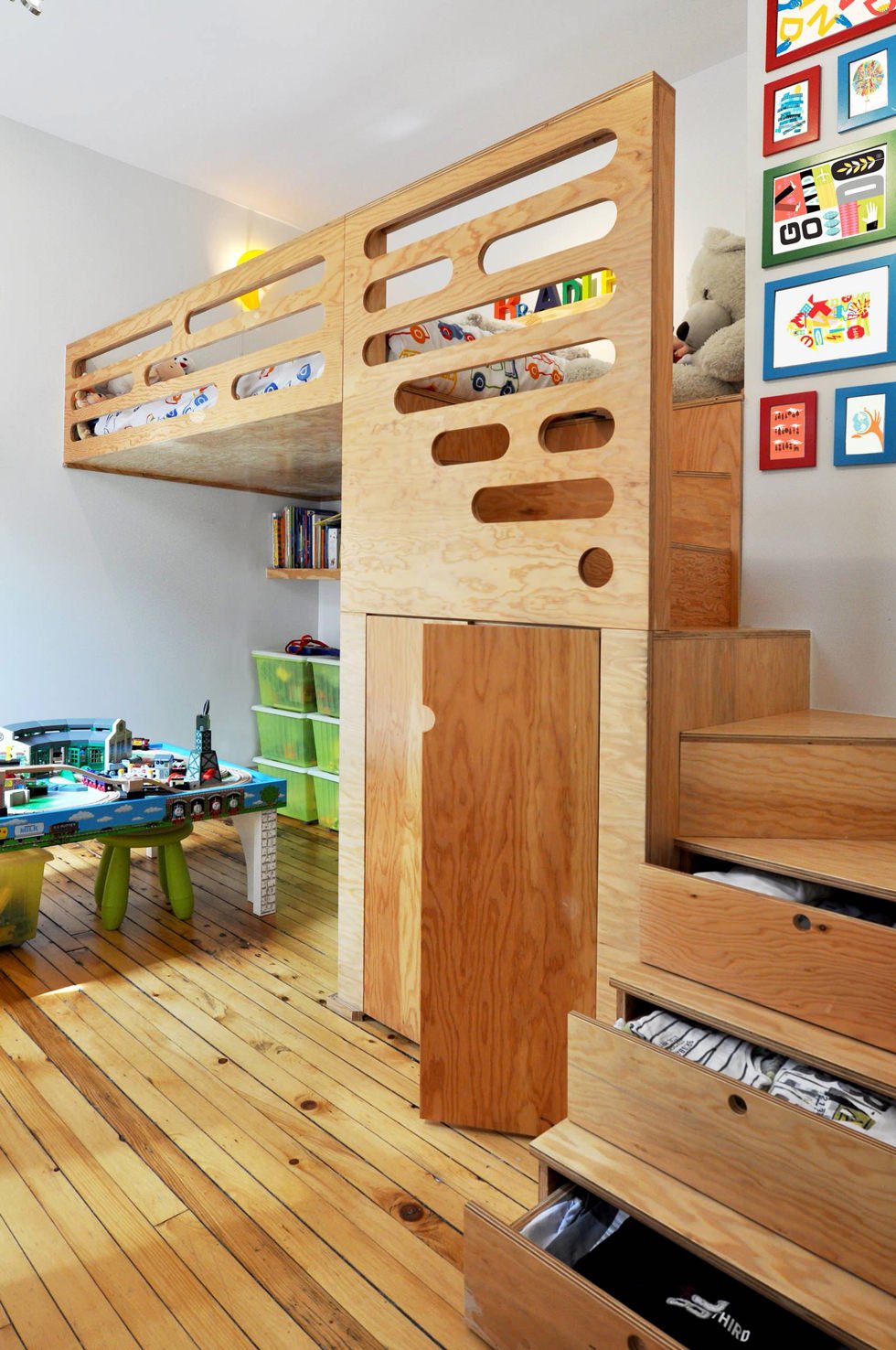 Design letto a soppalco, realizzato in legno su misura, che assicura un intelligente risparmio di spazio, particolarmente utile se il bambino ha una cameretta più piccola. Spesso, queste soluzioni sono in realtà più divertenti e più interessanti per i vostri bambini.