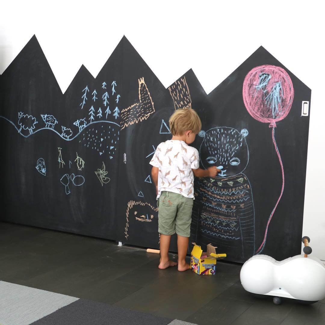 Idee colori stanza bambini - parete effetto lavagna, disegno montagna, per stimolare al massimo la creatività