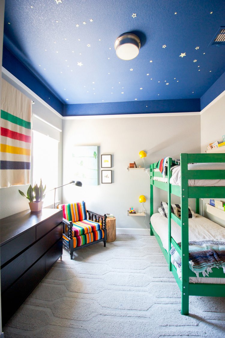 Cameretta bambini condivisa da 2 fratelli - molto particolare il disegno del soffitto con l'effetto cielo stellato