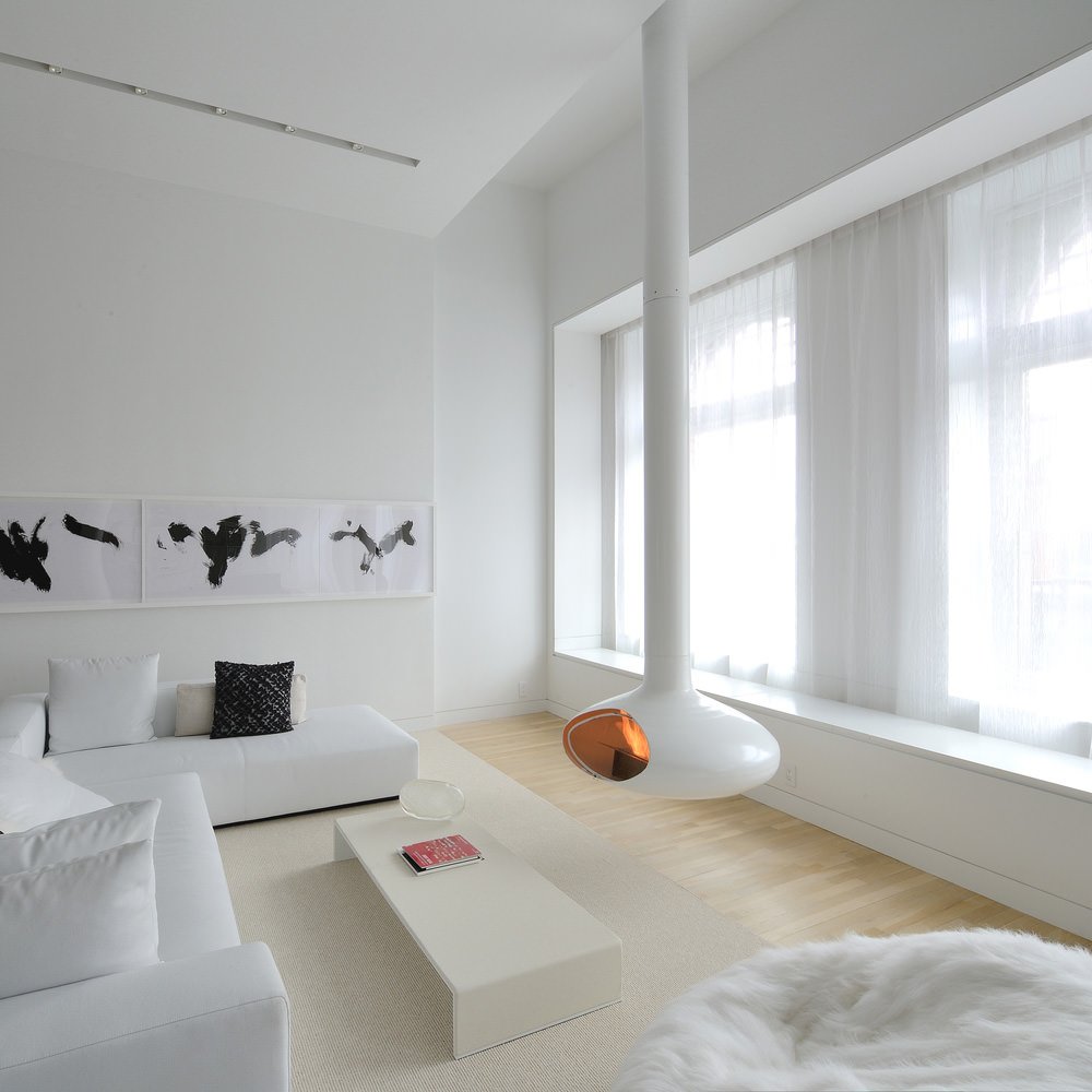 Caminetto moderno sospeso Fireorb nel soggiorno scandinavo a doppia altezza total white