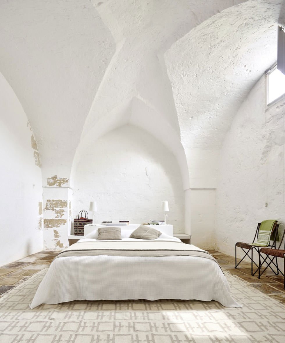 Camera da letto con uno stile minimal, bianco e luminoso molto rilassante. Dietro il letto una originale postazione di lavoro - casa rustica moderna