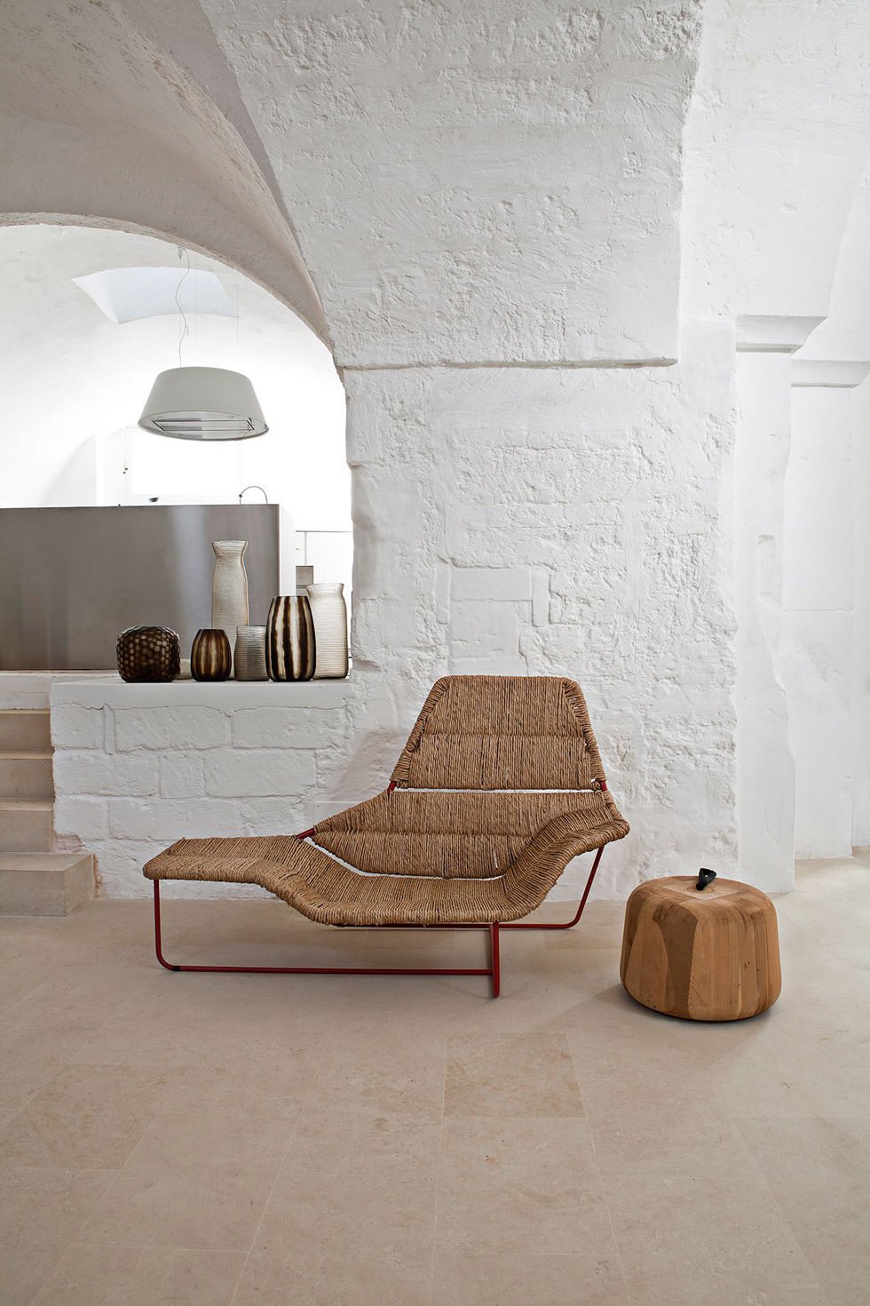Arredi moderni in ambiente rustico. Sedia divano e vasi in ceramica - idee arredare e ristrutturare un rustico