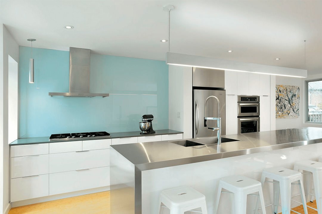 Rivestimento ceramiche paraschizzi cucina moderna di colore blu realizzato in vetro su misura - idee cucine moderne bianche con top in acciaio inox