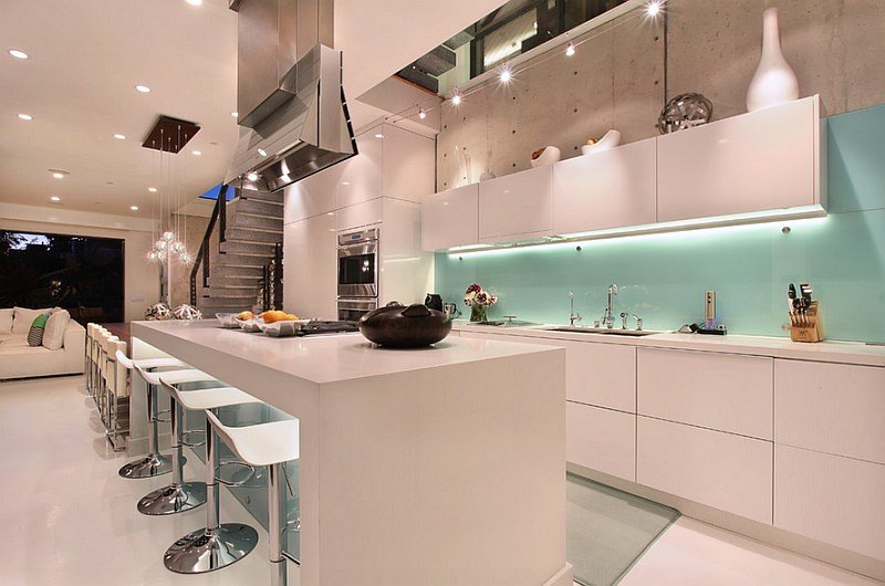 Paraspruzzi in vetro blu cucina bianca moderna, molto luminosa - idee cucine con isola open space