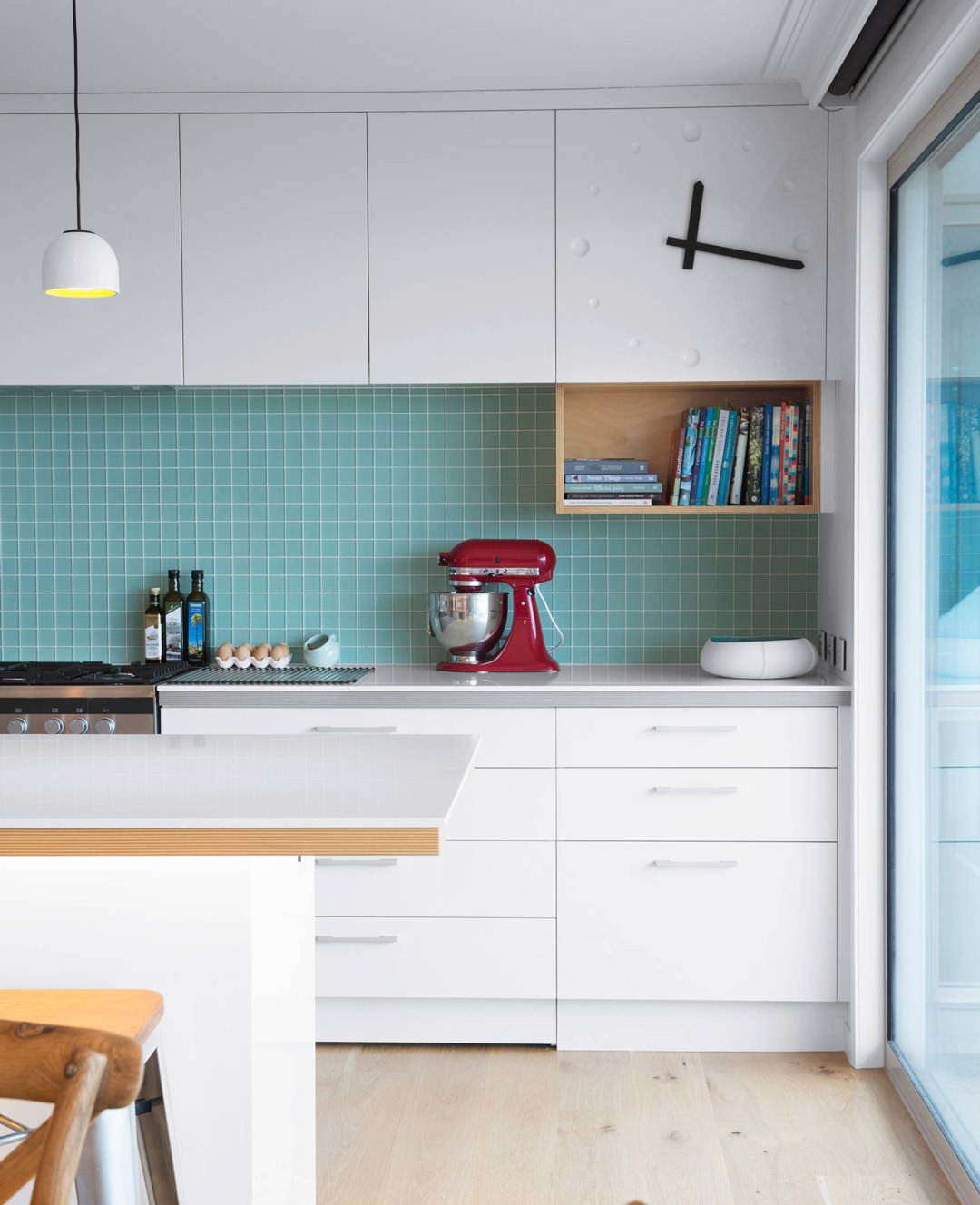 Mosaico blu elegante per questo paraschizzi cucina, abbinato a mobili scandinavi bianchi + legno - idee mattonelle moderne
