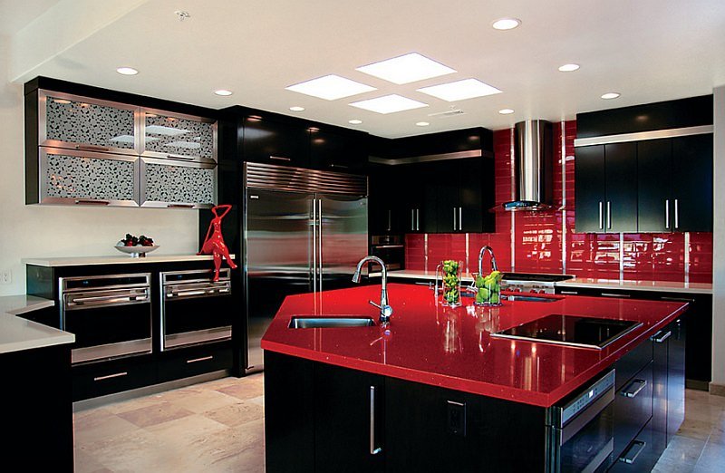 Abbinamento sofisticato di colori nero e rosso in cucina moderna