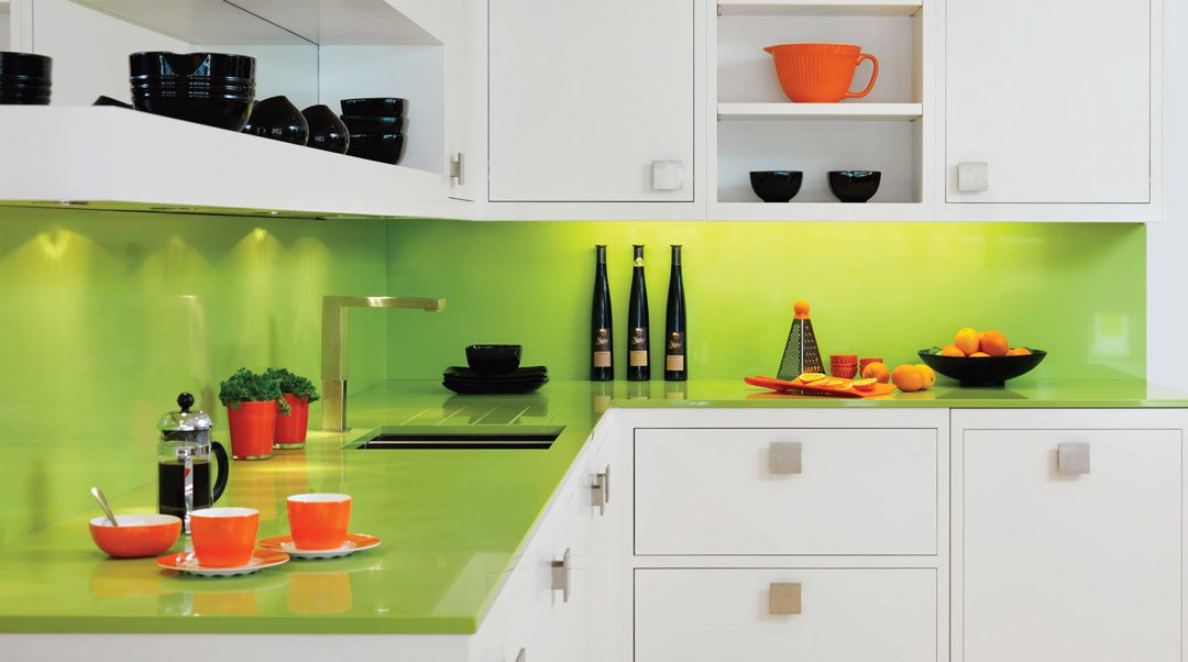Colore verde lime per alzatina cucina moderna