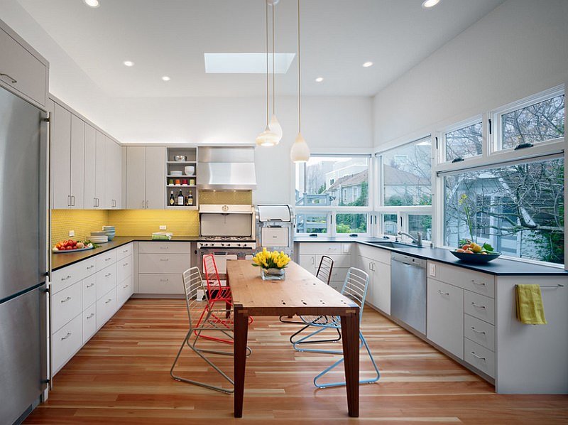 Cucina moderna bianca con paraschizzi in mosaico giallo