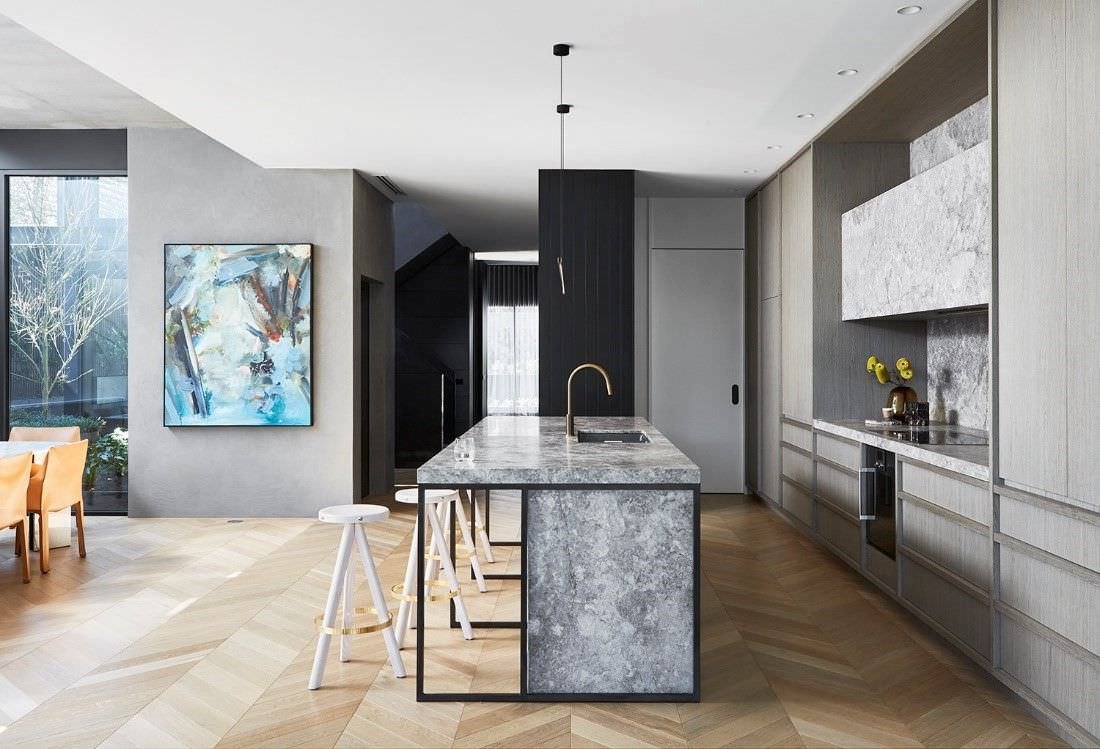 Stupenda cucina con isola moderna in marmo grigio e una cornice in alluminio nero - stile lussuoso tra tradizione e modernità - pavimenti in legno