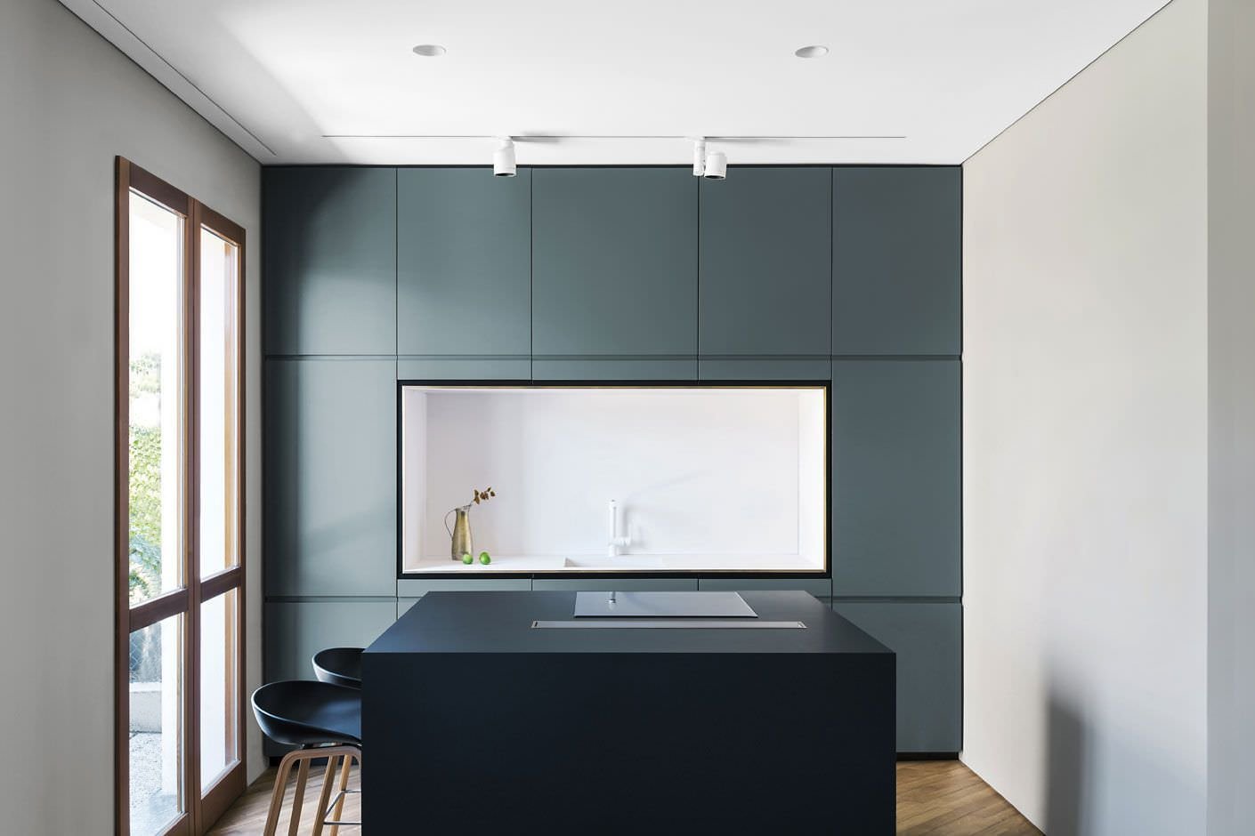 Design cucina moderna di colore blu con isola centrale nera. Stile minimal, elegante e funzionale.