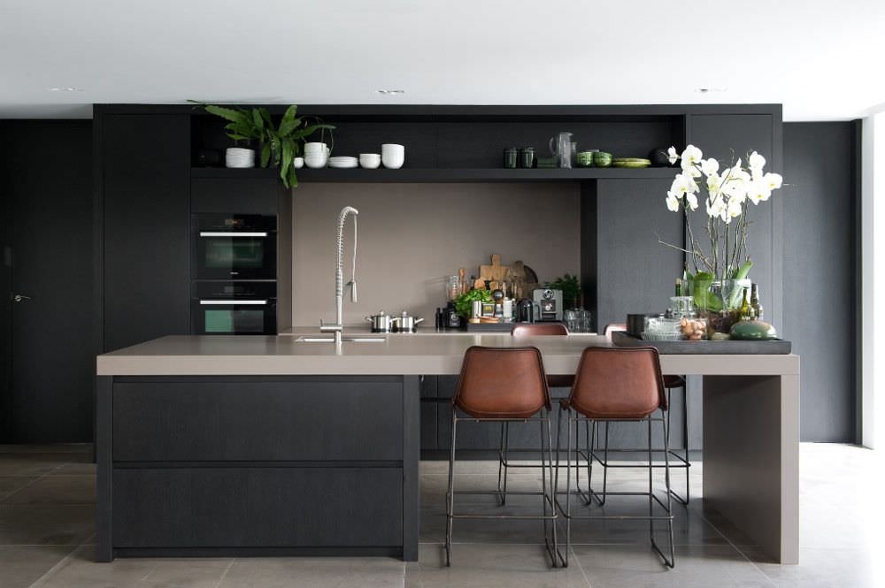 Elegante cucina con isola nera, stile contemporaneo moderno, con top, paraschizzi e pavimento in grigio tortora.