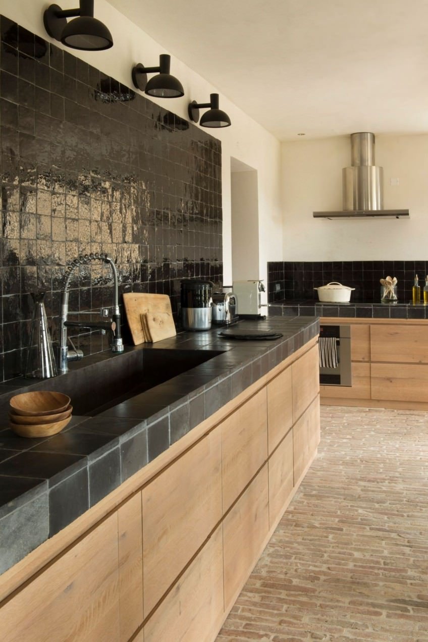 Stupendo design cucine muratura moderne - rivestimento in piastrelle nere, sportelli in rovere, pavimento in mattoni