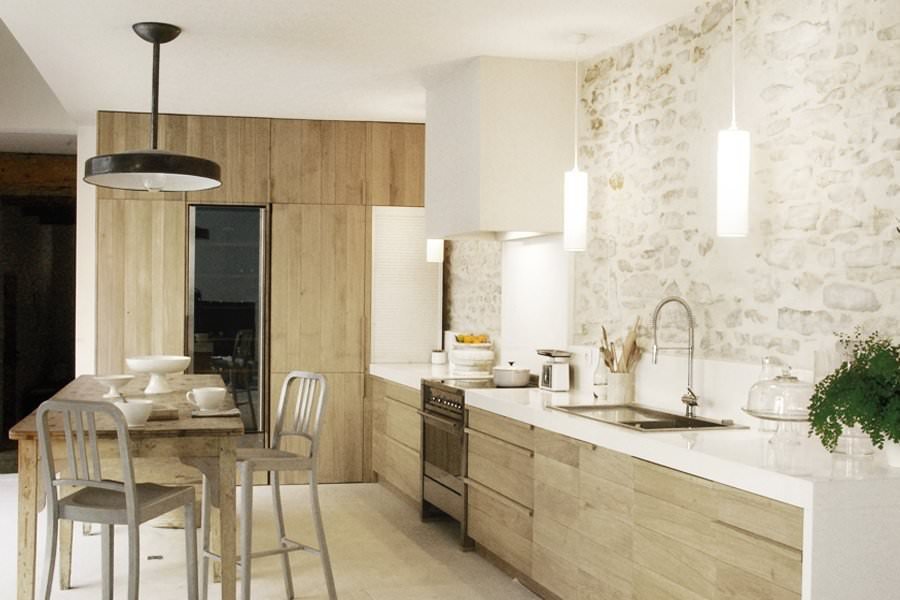 Idea cucina con un look moderno e fresco realizzata con elementi di sapore rustico - parete in mattoni, arredo e mobili in legno