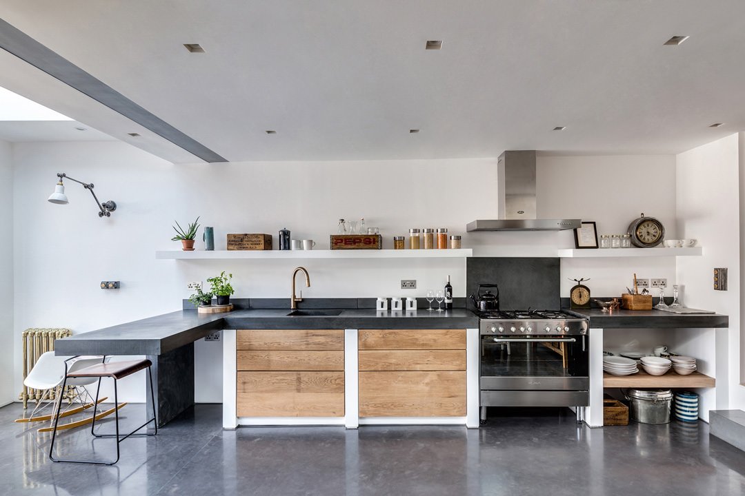 Realizzazione cucina moderna in muratura con il top in resina nera, in sintonia con il pavimento in cemento - stile maschile, moderno