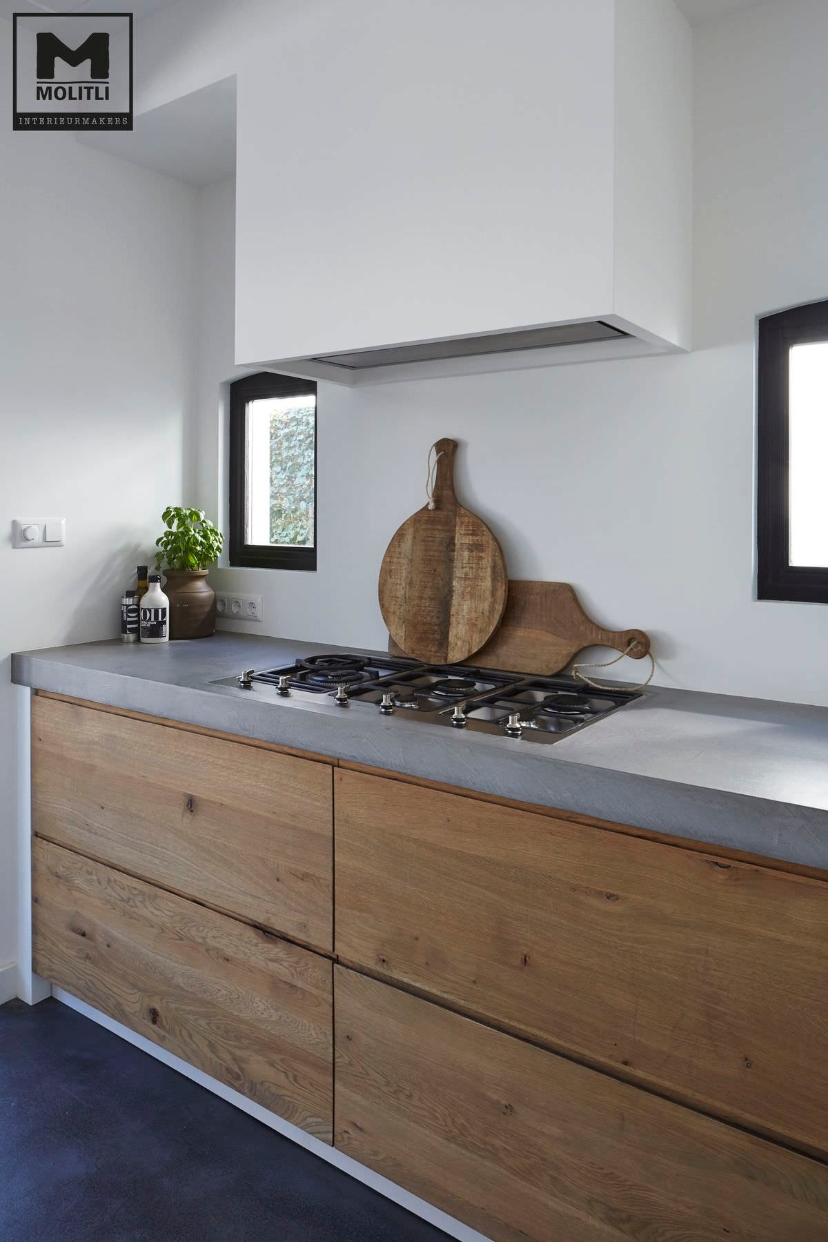 Idea cucina in muratura moderna con il top in resina, cassetti e sportelli in rovere grezzo - stupendo progetto, semplice e moderno