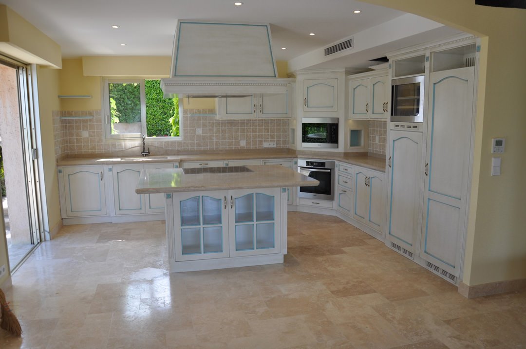 Top cucina in marmo, piastrelle in gres porcellanato, pavimento in travertino - stile classico, colori della terra, isola centrale