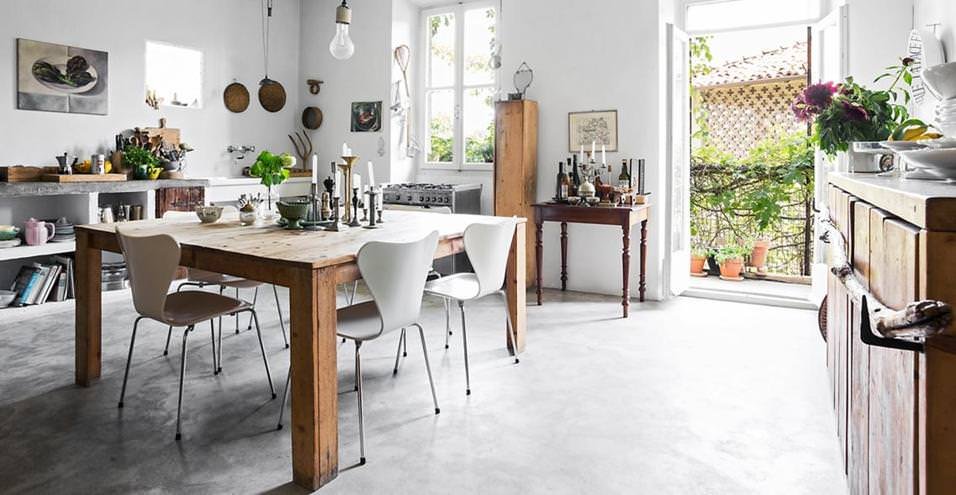 Idee design cucina country in legno spazzolato e levigato abbinato al cemento per un ambiente industriale moderno