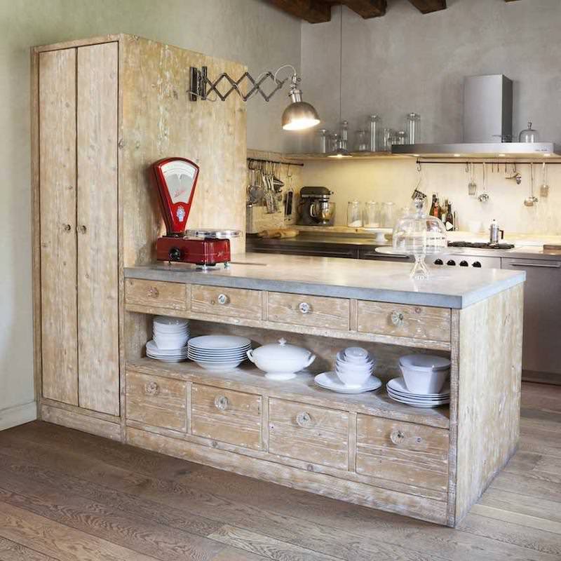 Cucina con uno stile rustico industriale con legno, cemento e acciaio inox - Bergamo II