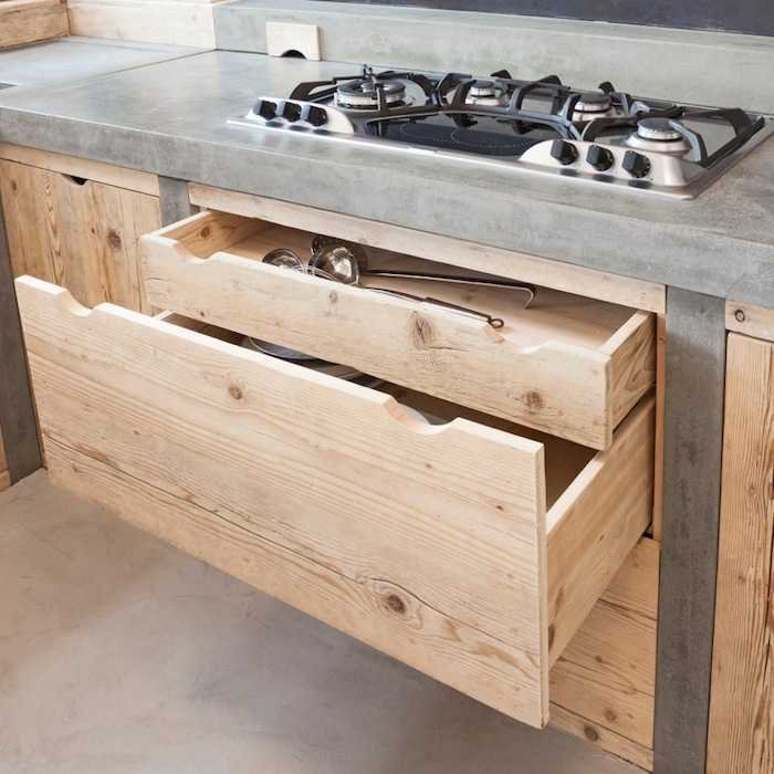 Particolare cucina stile rustico in cemento e legno recuperato - Milano I