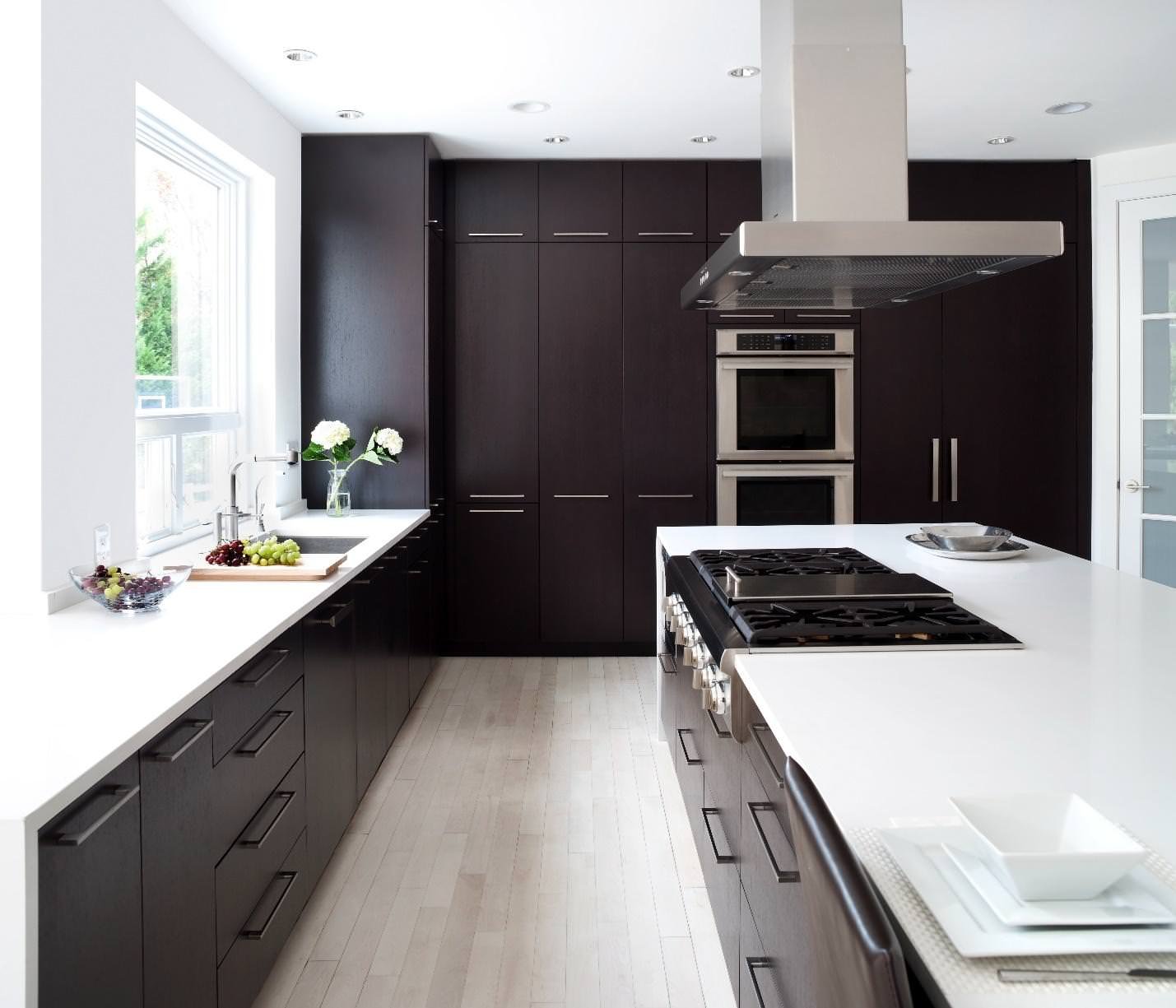 Il bianco e nero rimane sempre di moda. cucina in legno con mobili su misura dal pavimento al soffitto