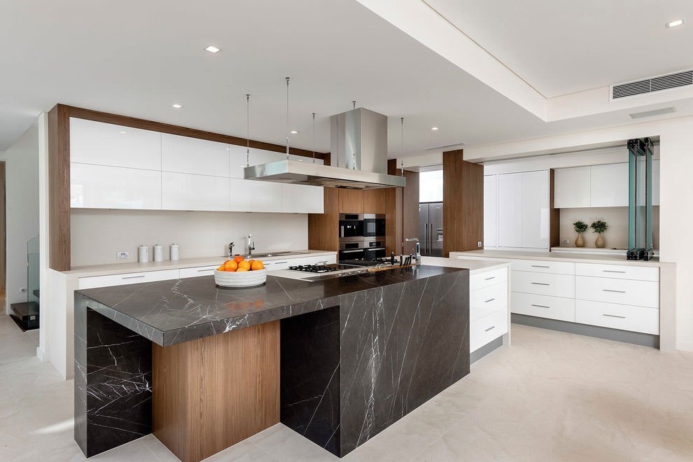 Cucina moderna con isola, piano in marmo nero ed elementi in legno