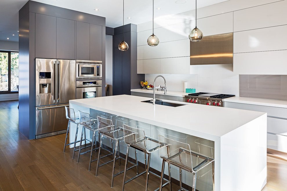 Schema colori in bianco e grigio con pavimenti in noce e mobili e elementi in metallo - cucine in legno moderne