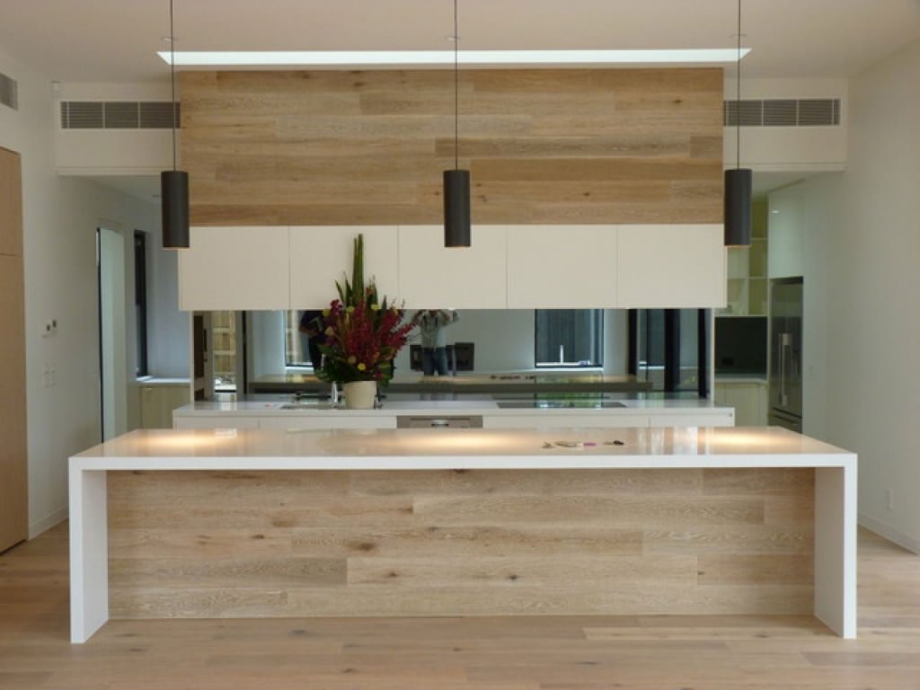 Interessante idea di cucina con pavimenti e mobili in legno di quercia