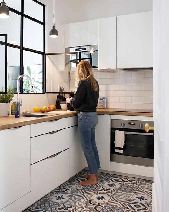 Pavimenti in ceramica modello patchwork cucina classica - Idee pavimento cucina in piastrelle moderne, colore bianco e nero