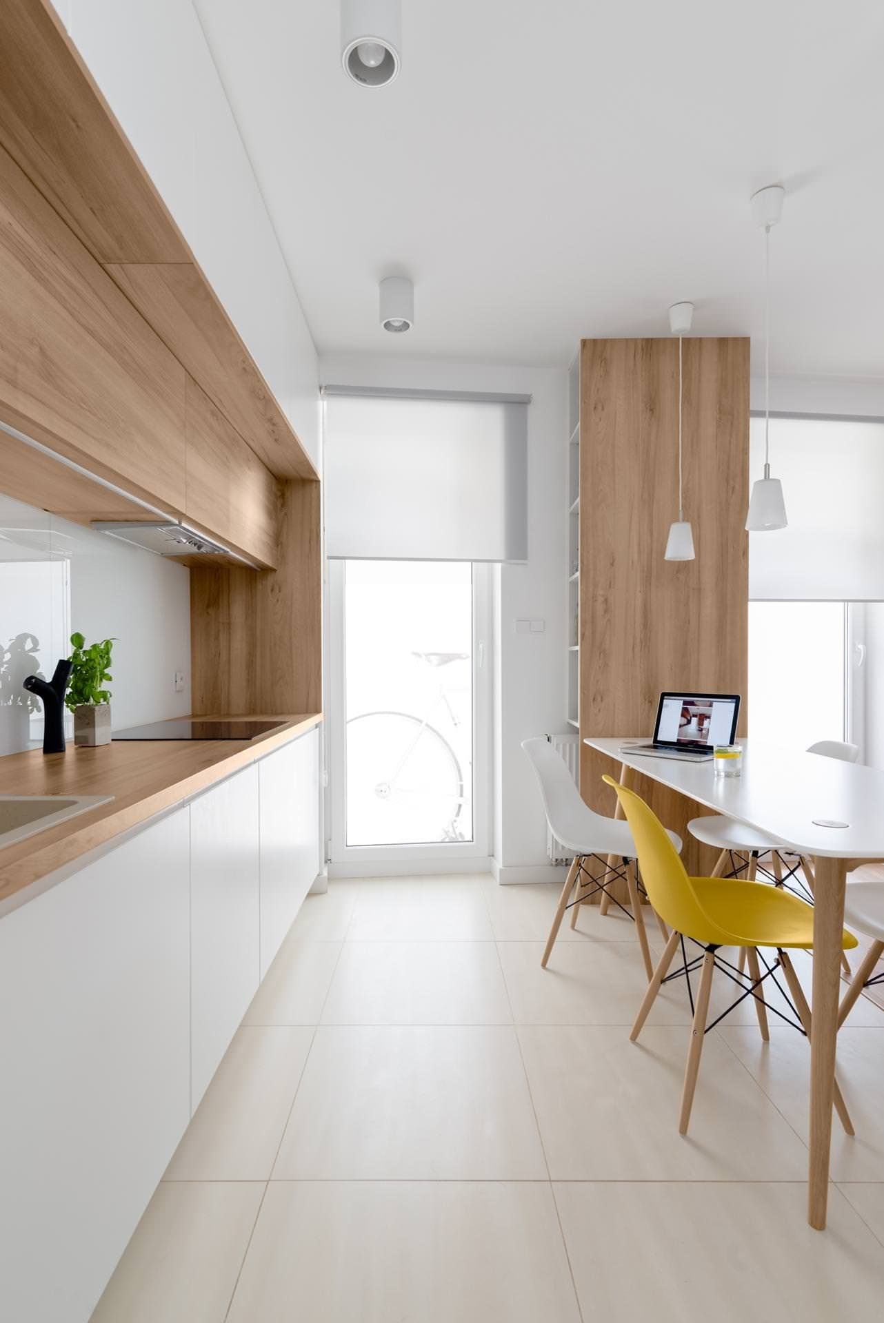 Cucina scandinava in bianco e legno con pavimento ceramica in gres porcellanato - idee piastrelle moderne - Start Preventivi
