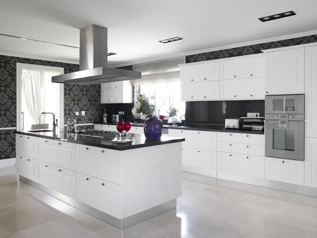 Cucina moderna con isola con paraschizzi e top in granito ed il pavimenti in marmo - pareti rivestite in carta da parati - Idee rivestimenti cucine moderne
