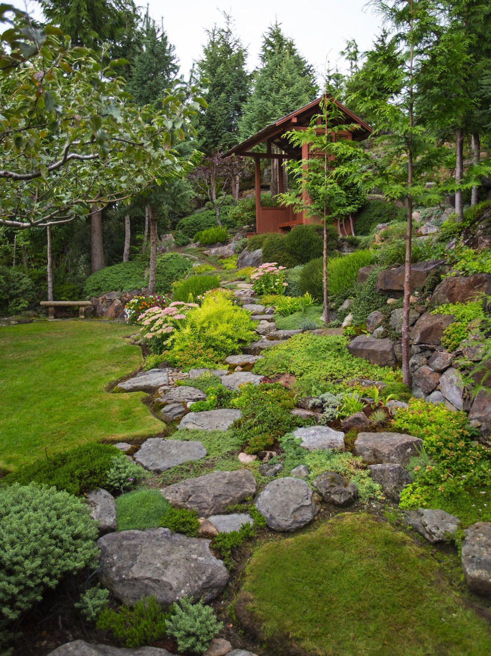 Giardino con piante perenni da roccia - idee giardini dall'aspetto naturale e particolare