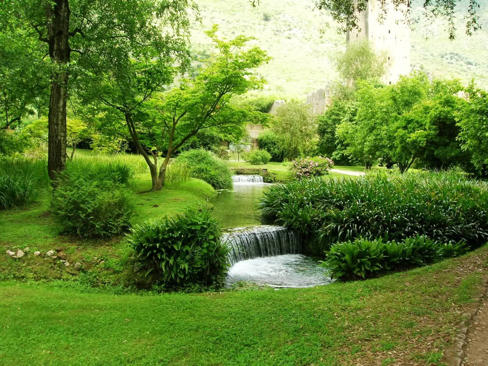 Il giardino di Ninfa (in provincia di Latina) è stato eletto dalla pubblicazione New York Times il giardino più bello al mondo - stile inglese rustico