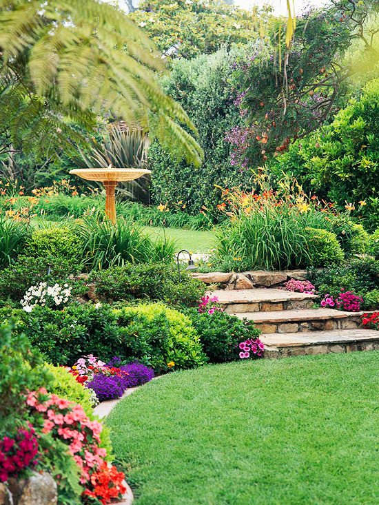 Idee progettazione giardini rustici - mix inglese rustico con vari piante e fiori molto colorati inseriti nel verde
 