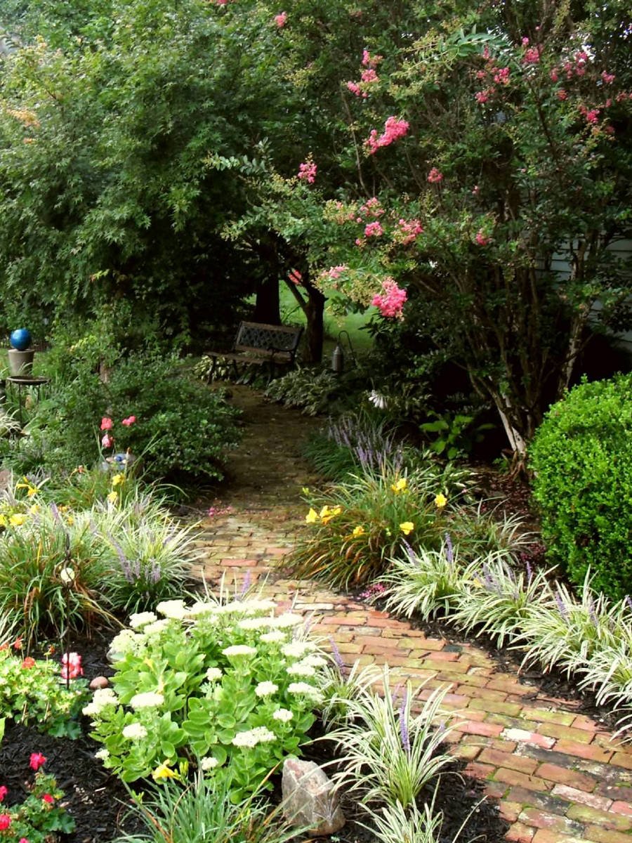 Giardino rustico con vialetto in mattoni - un'ambiente naturale e rilassante