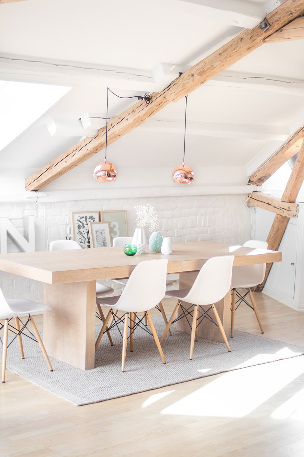 Idee illuminazione attico moderno, stile scandinavo con pochi oggetti e ben organizzati - pareti bianchi uniti ad arredi in legno chiaro e caloroso