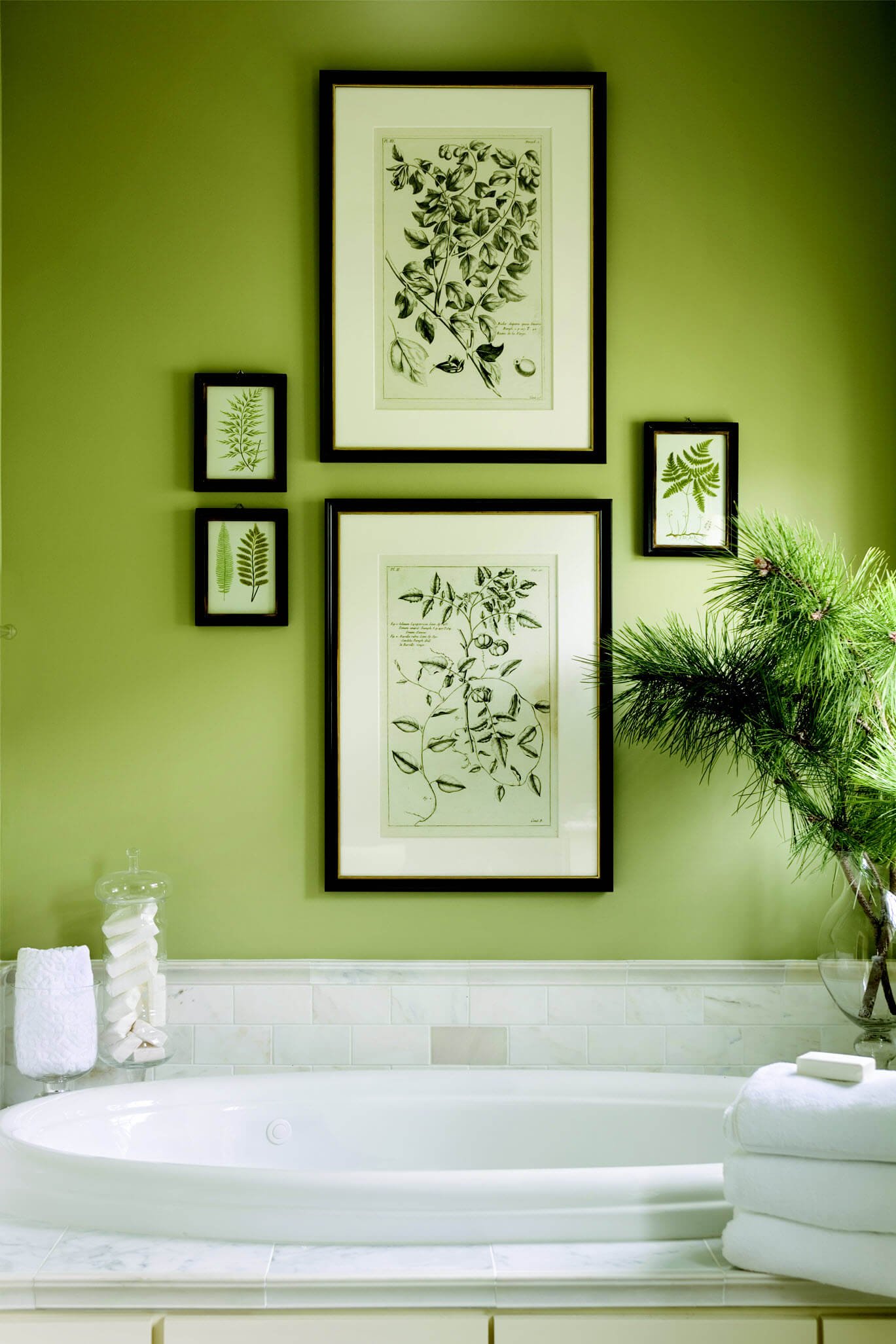 Bagno contemporaneo con le pareti tinteggiate in verde foglia - ambiente allegro e rilassante - esempi colori imbiancare casa
