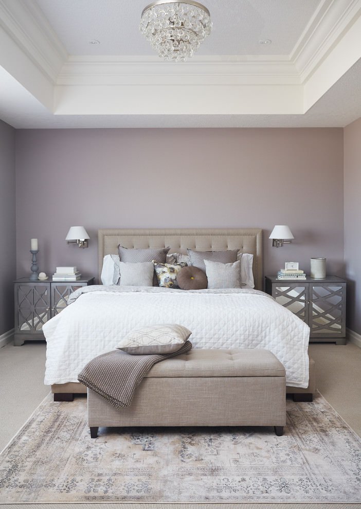 Bella idea per tinteggiare la camera da letto - pareti viola con particolare forma del soffitto realizzato in cartongesso con vari cornici decorative - stile classico contemporaneo