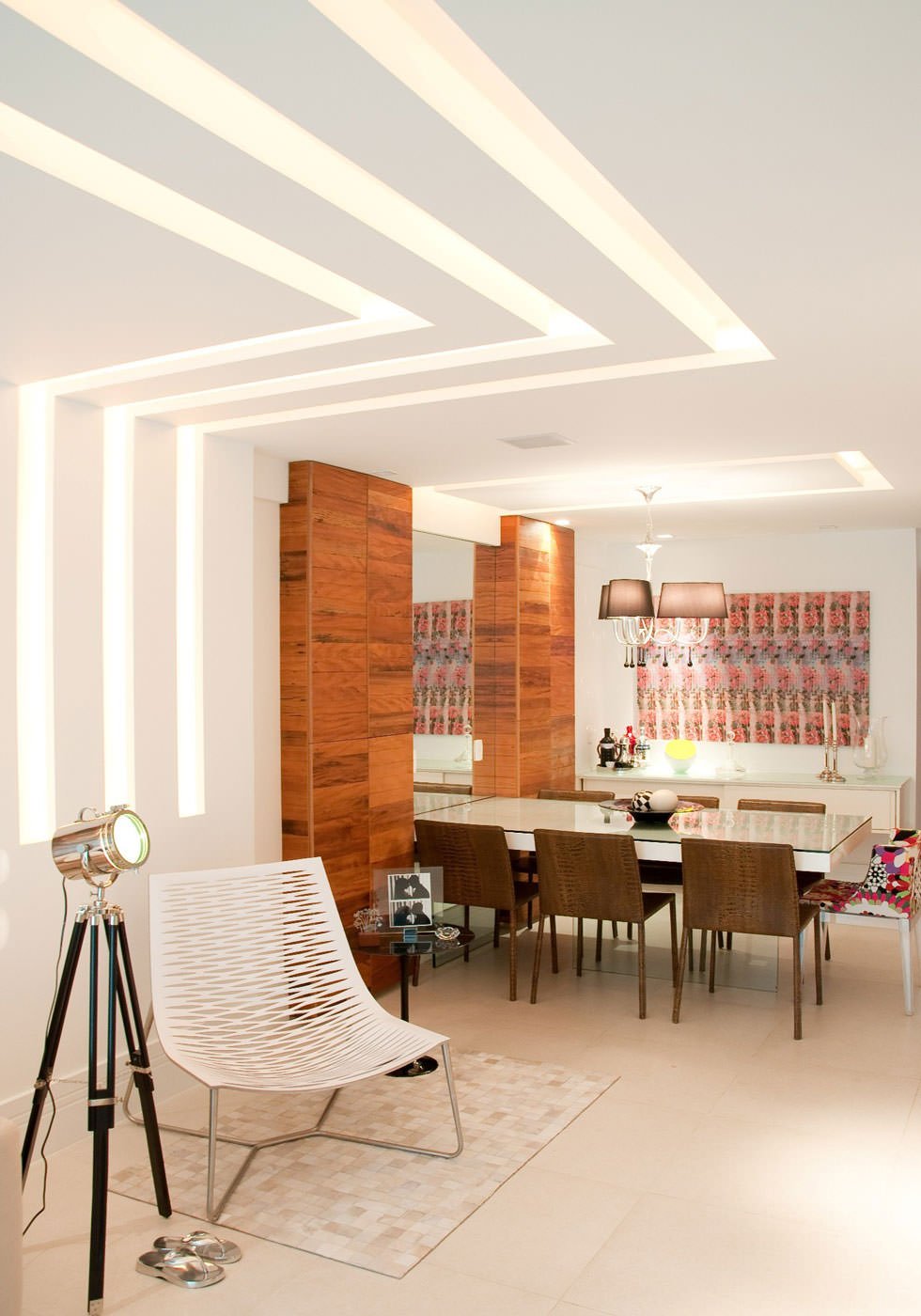 Area living (dettaglio sala da pranzo) con un interessante gioco di tagli di luci disposti sul soffitto e sul muro. Di grande effetto.