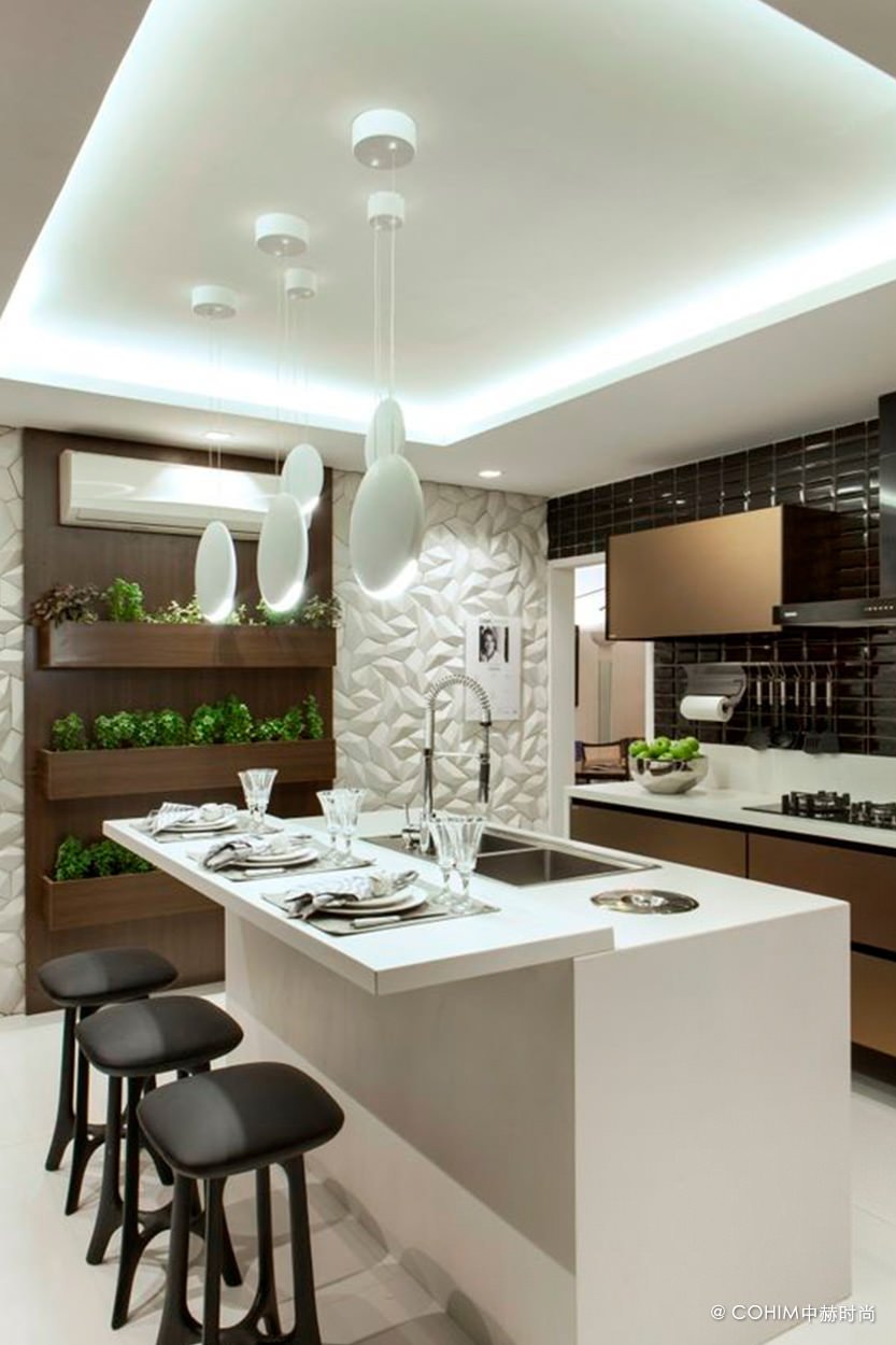 Cucina contemporanea con isola in bianco, nero e marrone con una parete dedicata alle piante aromatiche
