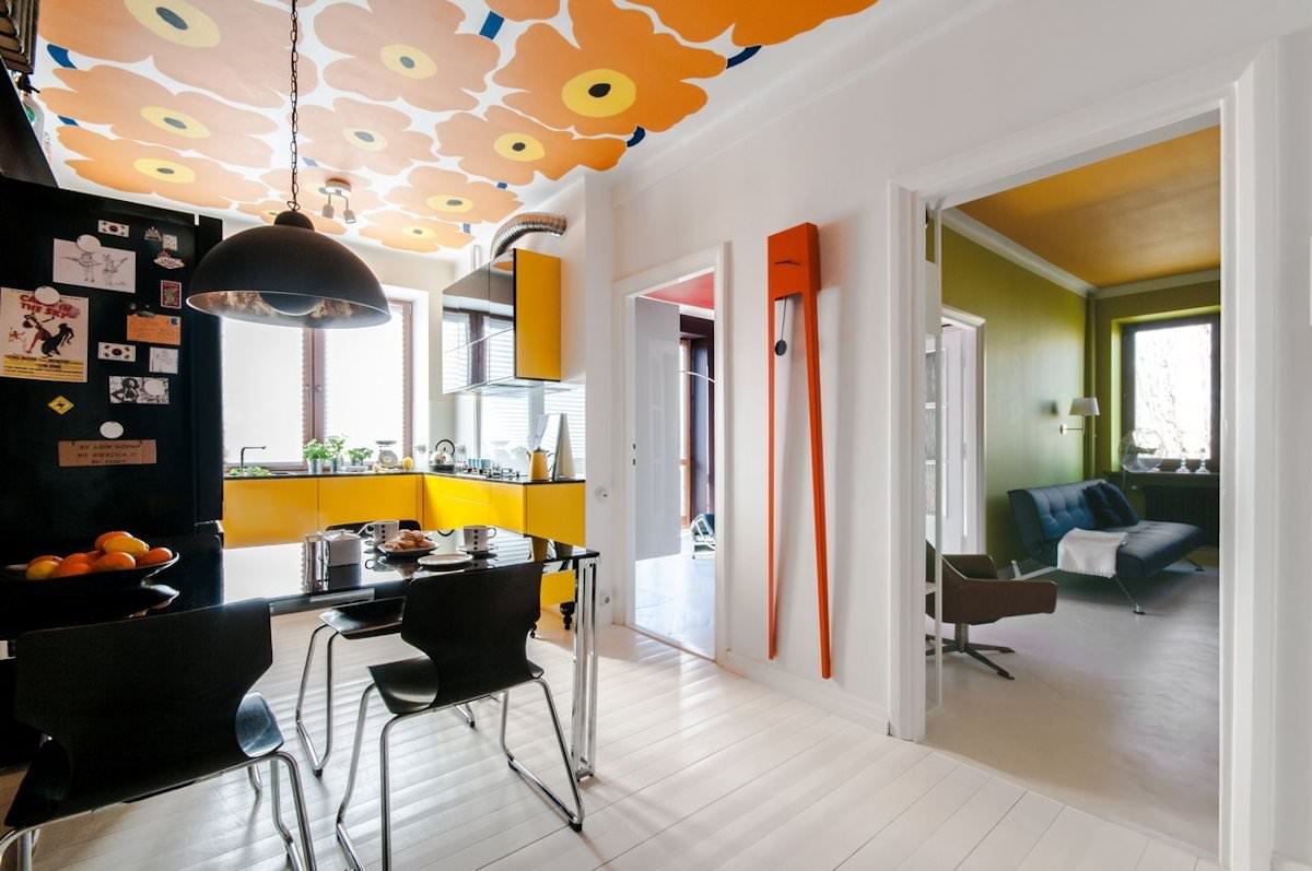 Stupendo soffitto decorato con un disegno floreale in arancione, giallo e nero ispirato ai disegni del marchio scandinavo Marimekko