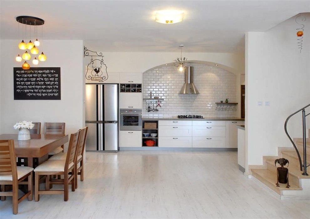 Parquet laminato bianco nella cucina classica - atmosfera naturale per un prezzo minore - vantaggio 2 laminati molto meno costosi dei pavimenti in legno