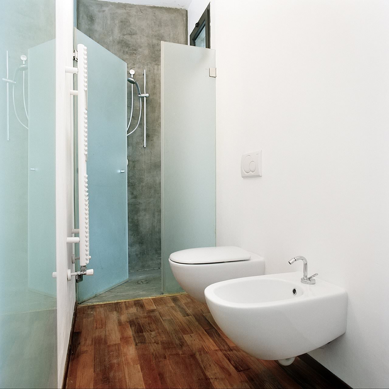 Appartamento moderno rustico con piccolo bagno - idee piccola villa
