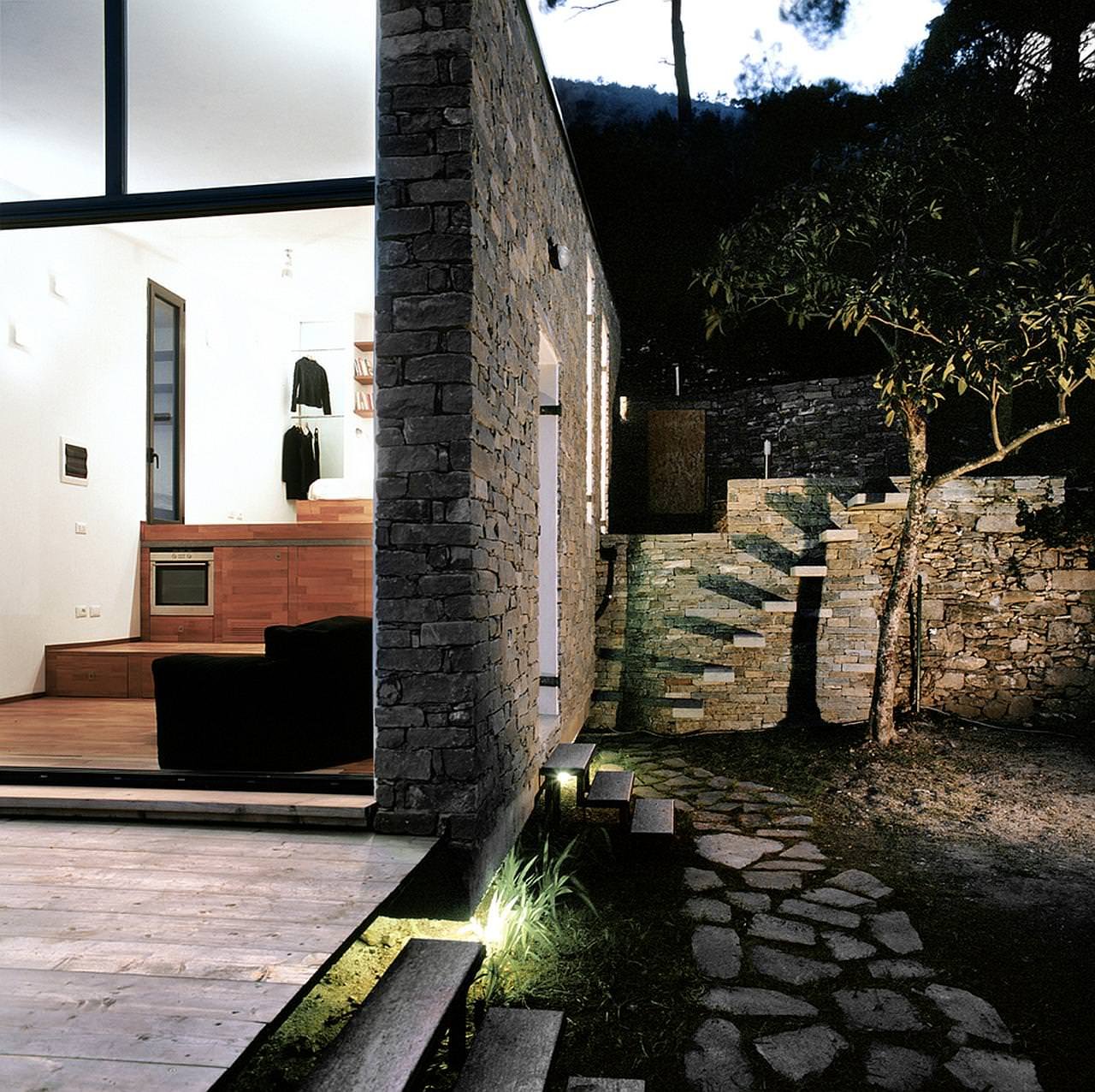 Esterno illuminazione casa + scala a sbalzo in cemento - architettura moderna in ambiente rustico per questa piccola villa in Liguria