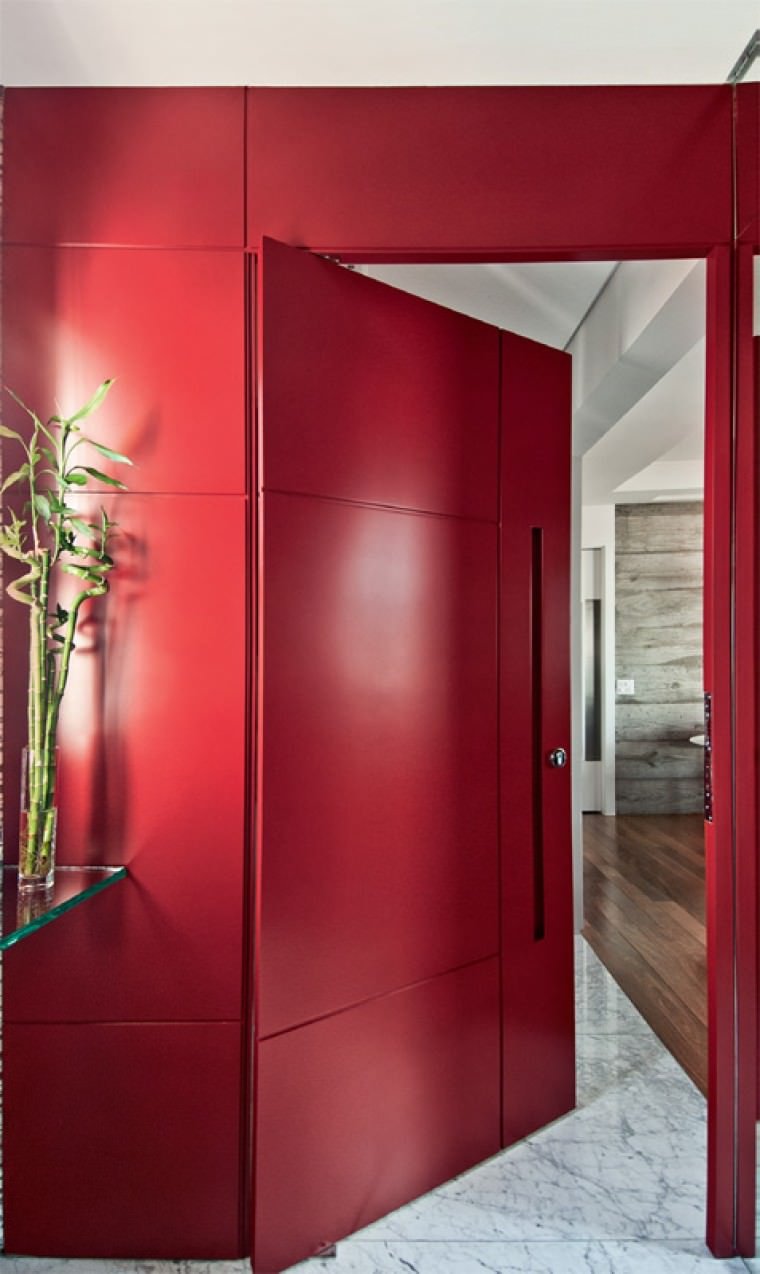 Design porta blindata pivotante colore rosso, stile moderno - idee di grande impatto