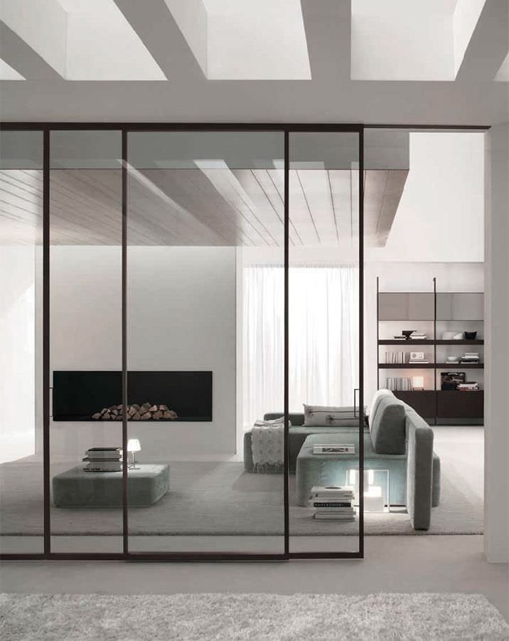 Parete scorrevole in vetro con telaio in alluminio verniciato nero per dividere il soggiorno dalla zona pranzo e cucina - moderna, elegante e funzionale